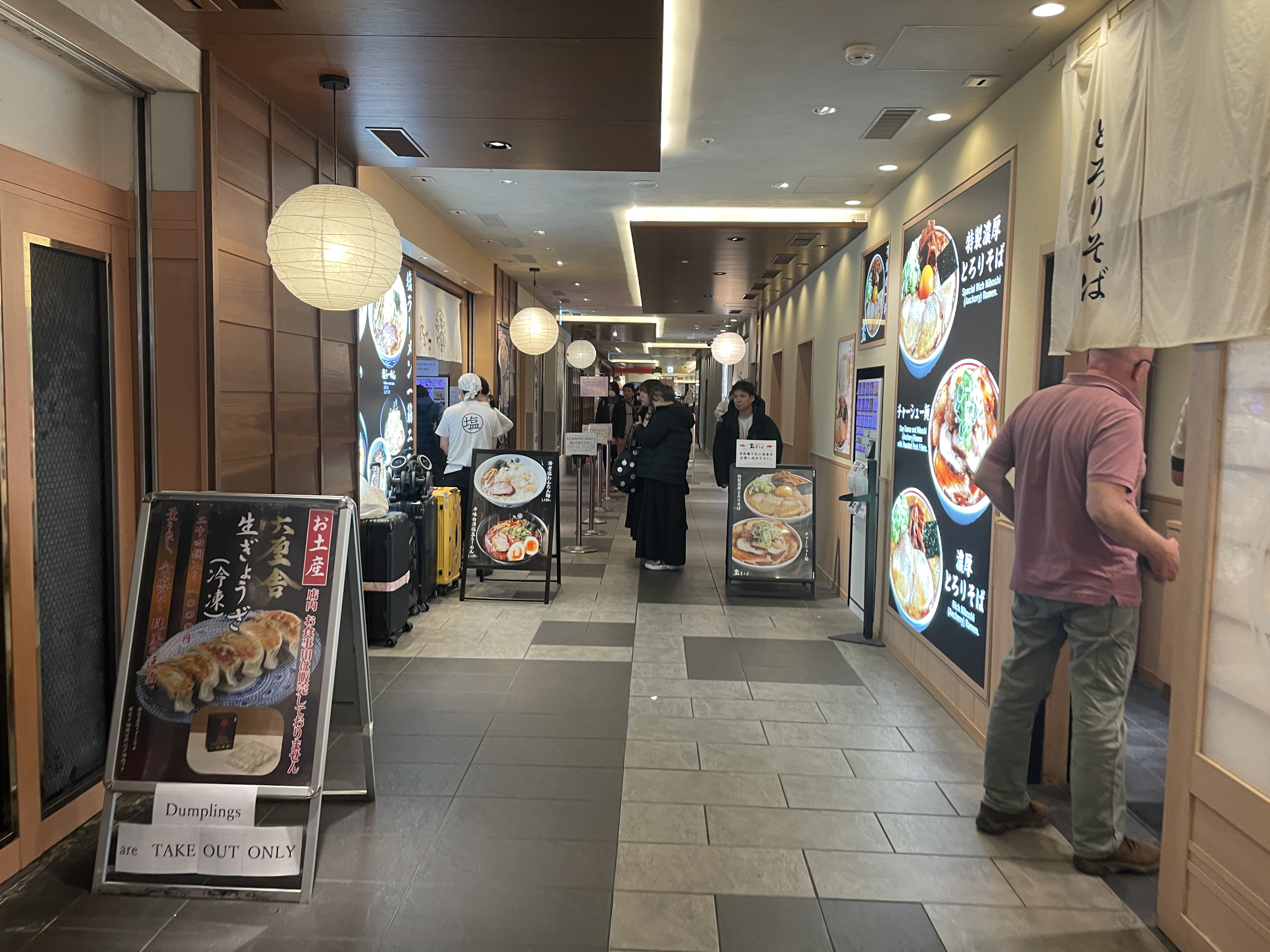 Tokyo Station: Shopping around at Underground